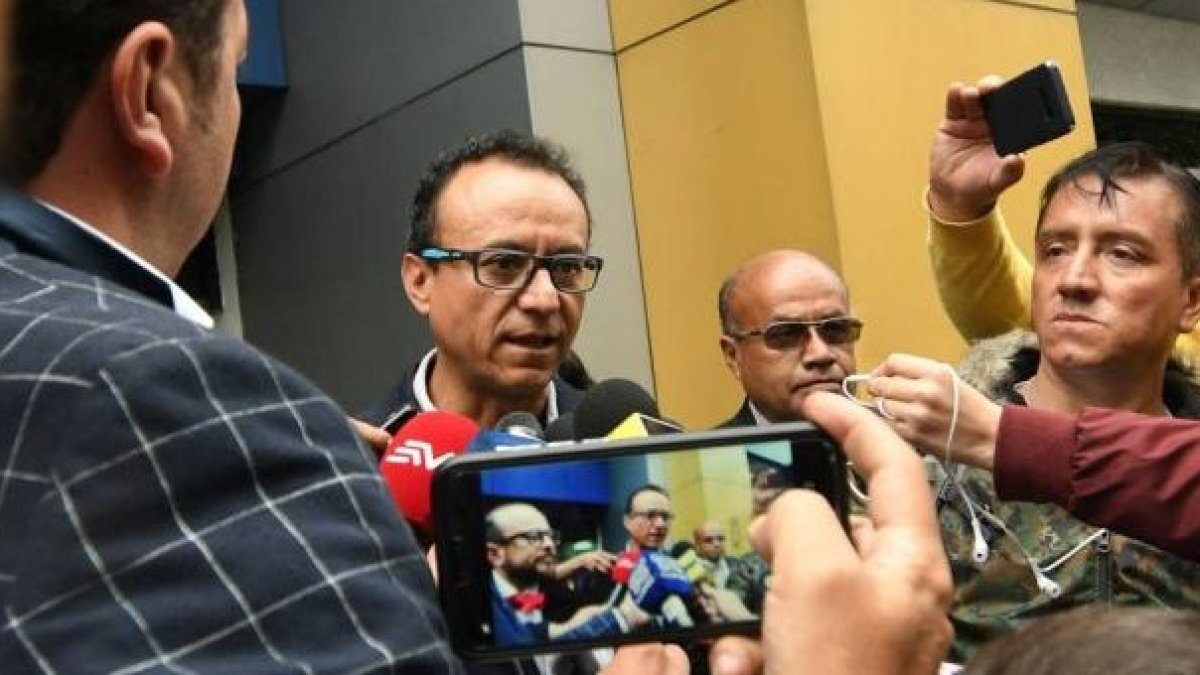 En medio de un fuerte resguardo policial, se presentó Zurita ante la Fiscalía para entregar el celular de Villavicencio.