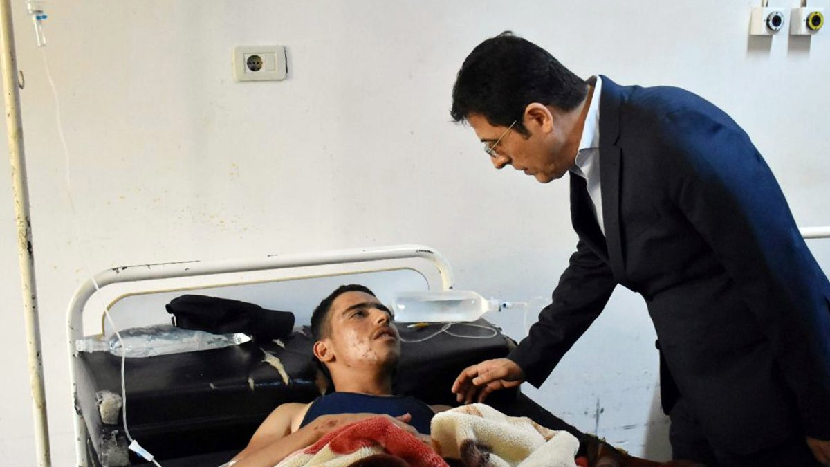 El ministro de Salud sirio, Hassan al-Ghabash, visitando a un herido en el ataque contra una academia militar en Homs el 5 de octubre de 2023.  