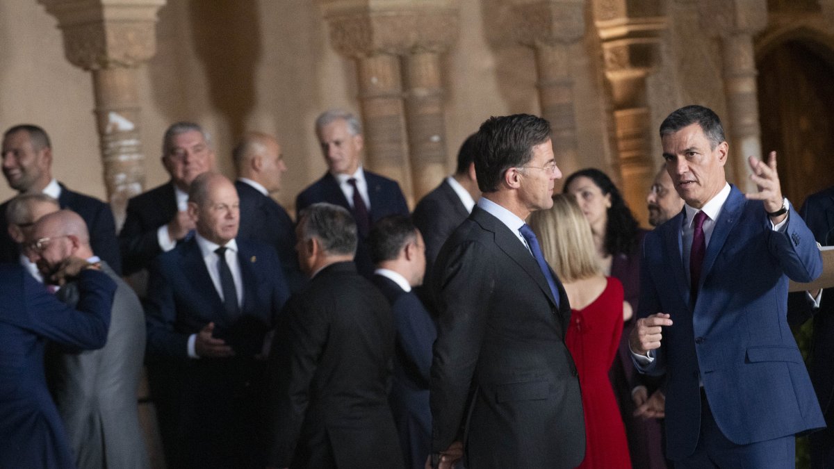 El presidente del Gobierno en funciones, Pedro Sánchez (d), conversa con el primer ministro holandés, Mark Rutte (2d), durante la III Cumbre de la Comunidad Política Europea en Granada. 