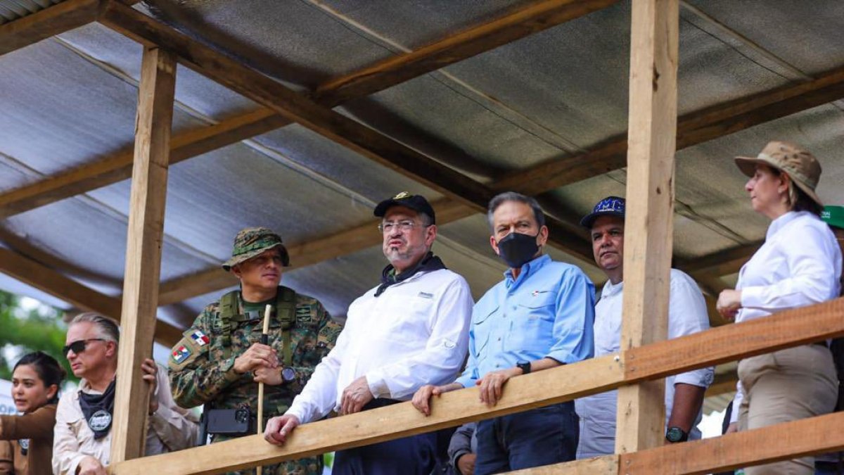 Reunión. Cortizo (d) y Chaves en la Recepción Migratoria de Lajas Blancas