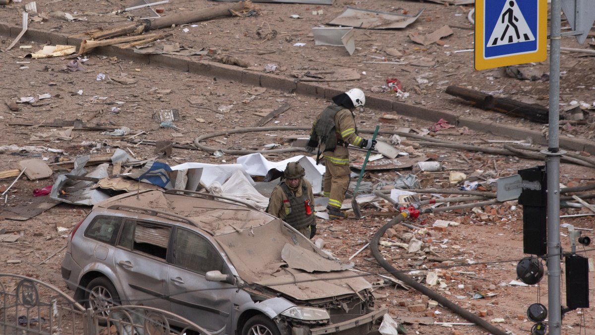 Los escombros dejados por el nuevo ataque ruso en Járkov, en el noreste de Ucrania. EFE/EPA/PAVLO PAKHOMENKO