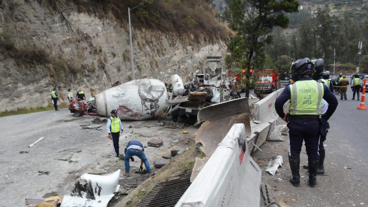 Imágenes del accidente en la avenida Simón Bolívar sector Guápulo dónde tres personas fallecieron.