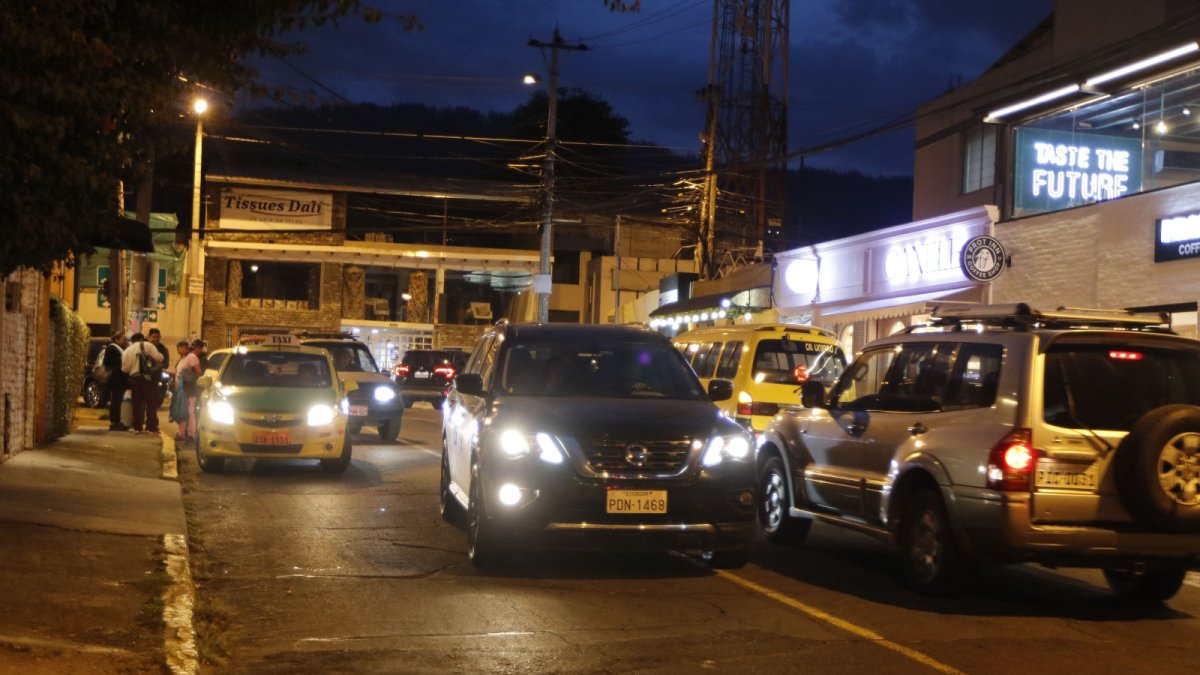 Incomodidad. La falta de plazas de parqueo contribuye a la generación del caos vehicular en la parroquia.