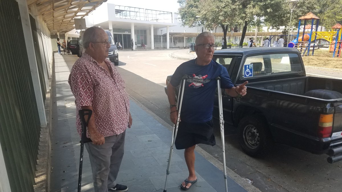 Freddy Cedeño (derecha) considera que el IESS debería primero resolver los problemas pendientes del hospital Teodoro Maldonado Carbo, como en su caso, que espera una prótesis desde hace dos años.