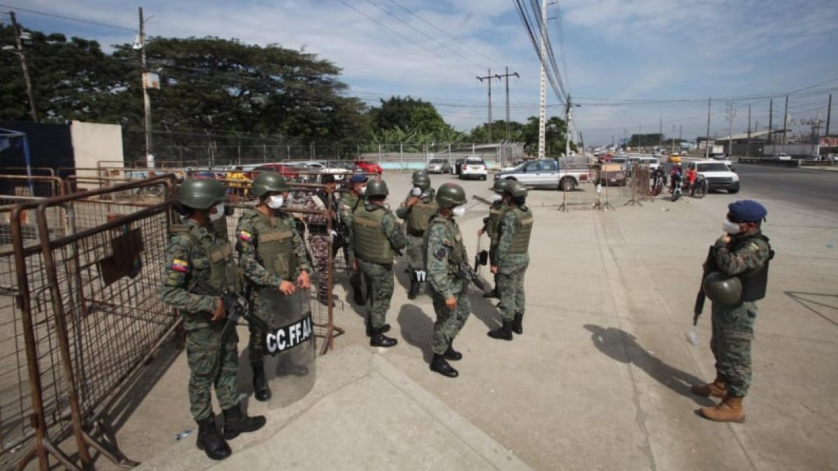Un grupo de militares se agolpó en los exteriores del ingreso a la Penitenciaría del Litoral