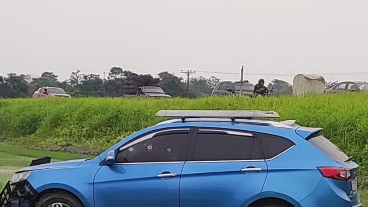 Escena. En el vehículo del fiscal son visibles los impactos de bala.