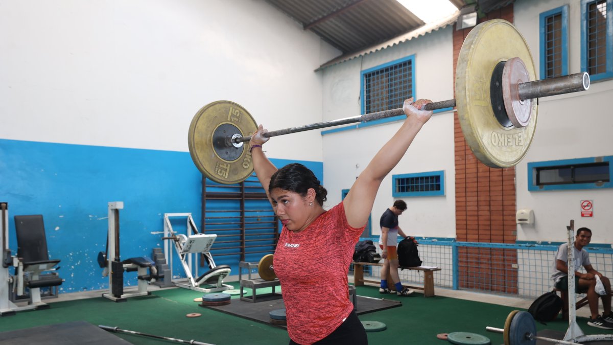La babahoyense, de 21 años, durante un entrenamiento matutino en el gimnasio de levantamiento de pesas de Fedeguayas.