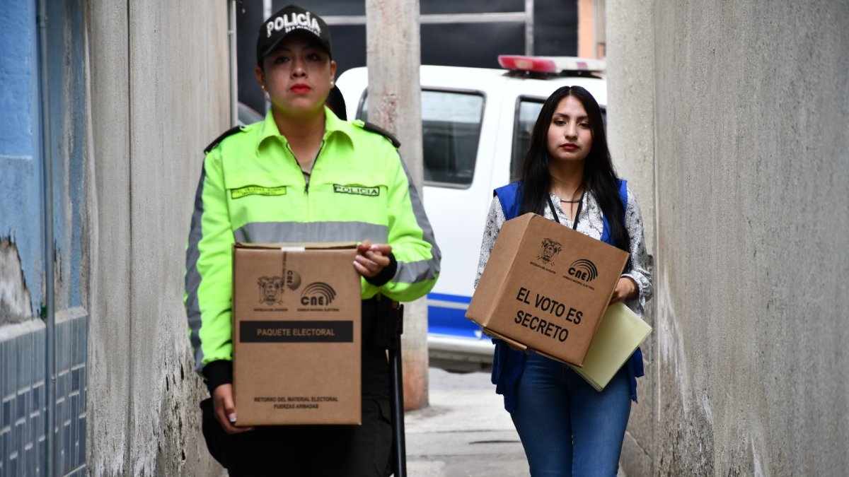 Asistencia. Funcionaria electoral lleva la urna a una casa.