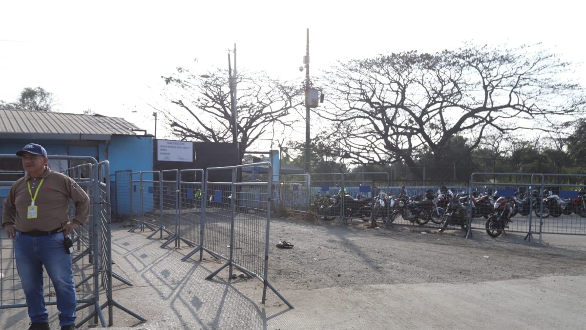 Calma en los exteriores de la penitenciaria la mañana de hoy.