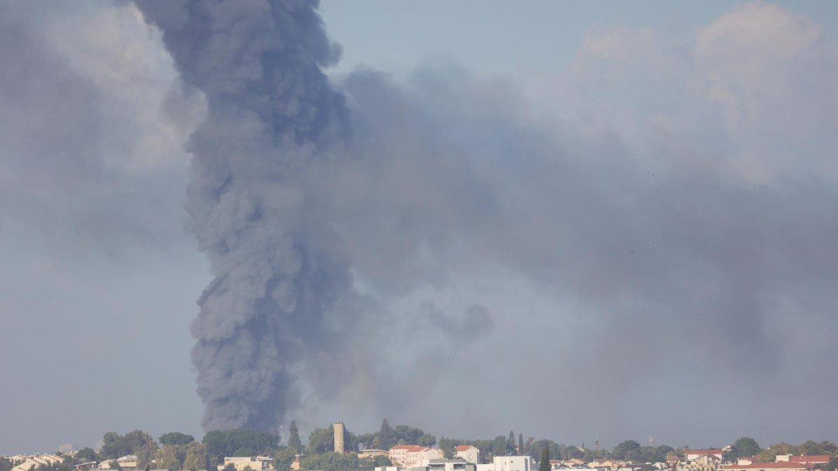 Humo tras un impacto sobre la ciudad israelí de Gedera tras el lanzamiento de cohetes desde Gaza hoy sábado.