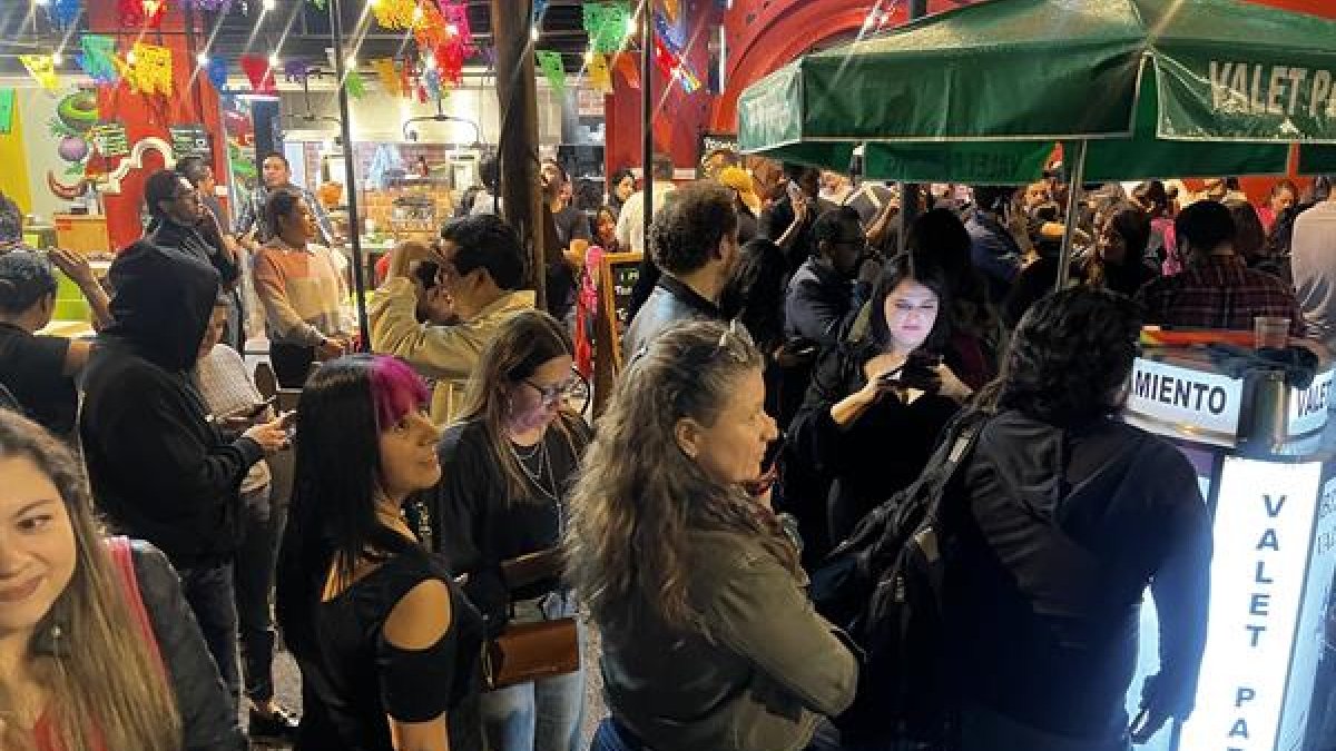 n grupo de personas permanece en el exterior de restaurantes en la noche del viernes después de sonar la alerta sismica en la Ciudad de México