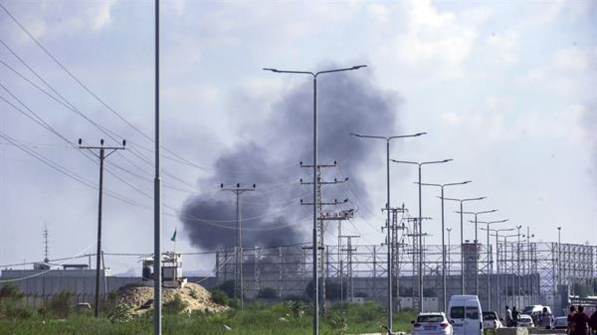 El humo se eleva desde el cruce de Erez durante el asalto a los asentamientos israelíes por parte de militantes de la milicia Ezz Al-Din Al Qassam