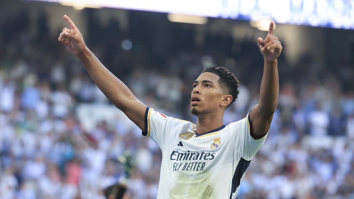 El centrocampista inglés del Real Madrid Jude Bellingham celebra tras marcar el 2-0 durante el partido de Liga EA Sports entre Real Madrid y Osasuna.