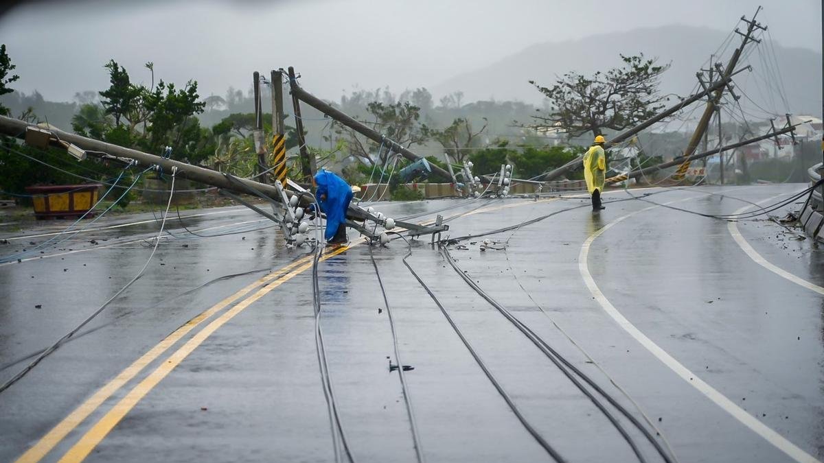 El tifón Koinu se aleja de Taiwán tras dejar un muerto, más de 300 heridos y a miles sin luz