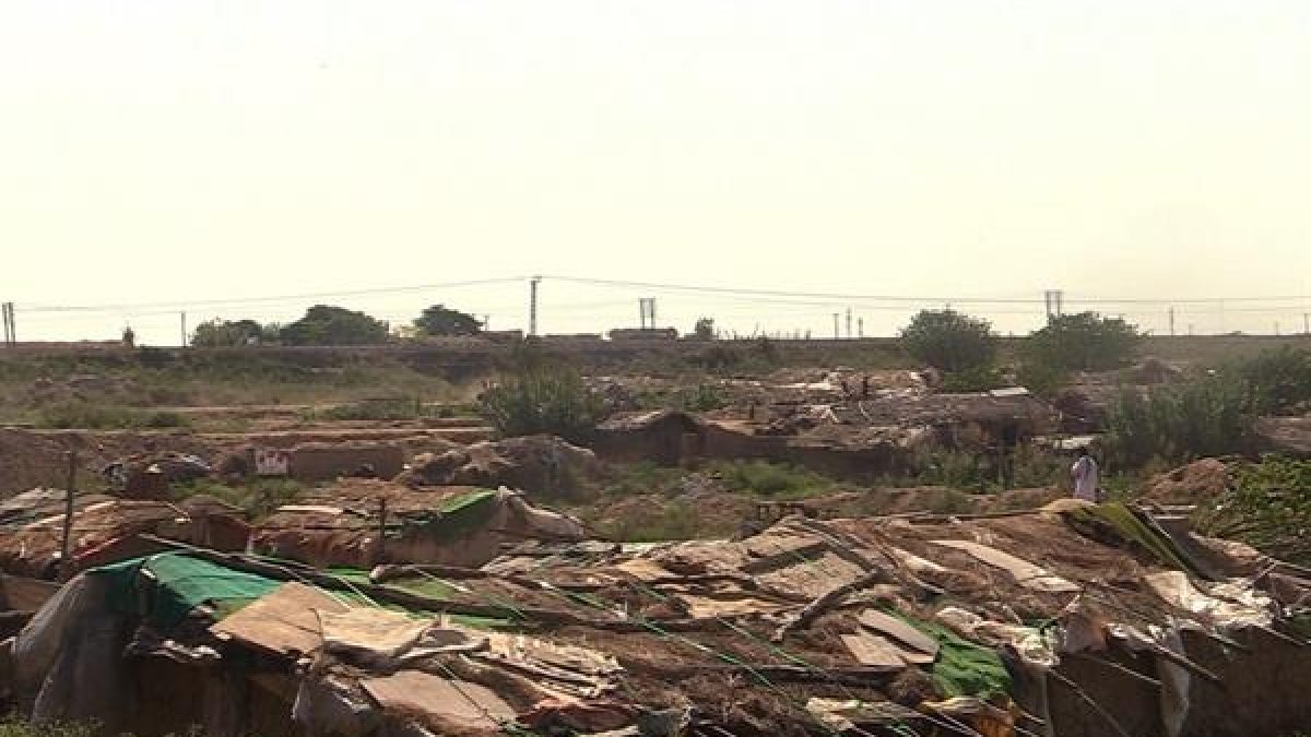 os refugiados afganos se apresuran a cerrar sus negocios y vender sus terrenos en Islamabad