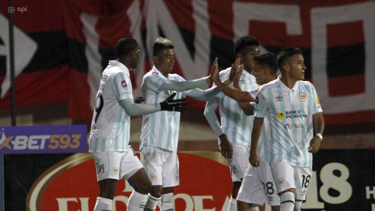 Jugadores de la Católica festejan el 1-0 transitorio durante el compromiso ante Deportivo Cuenca.