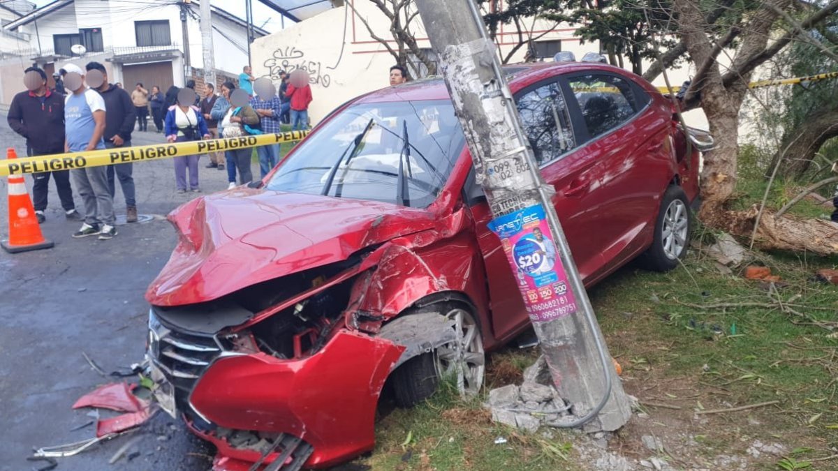 Choque. En el sector de Oquídeas, dos carros se impactaron y cuatro personas presentaron heridas.