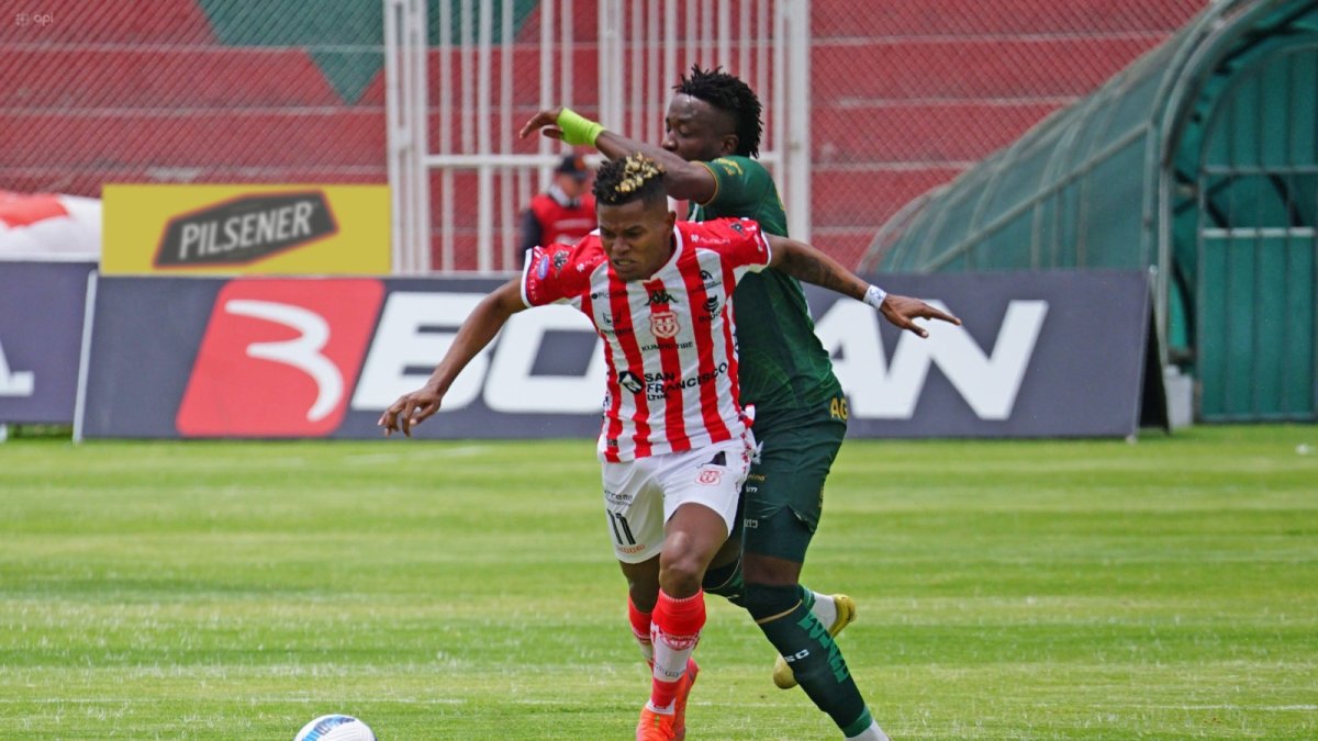 Alexander Bolaños (i) de Técnico Universitario, en disputa del balón.