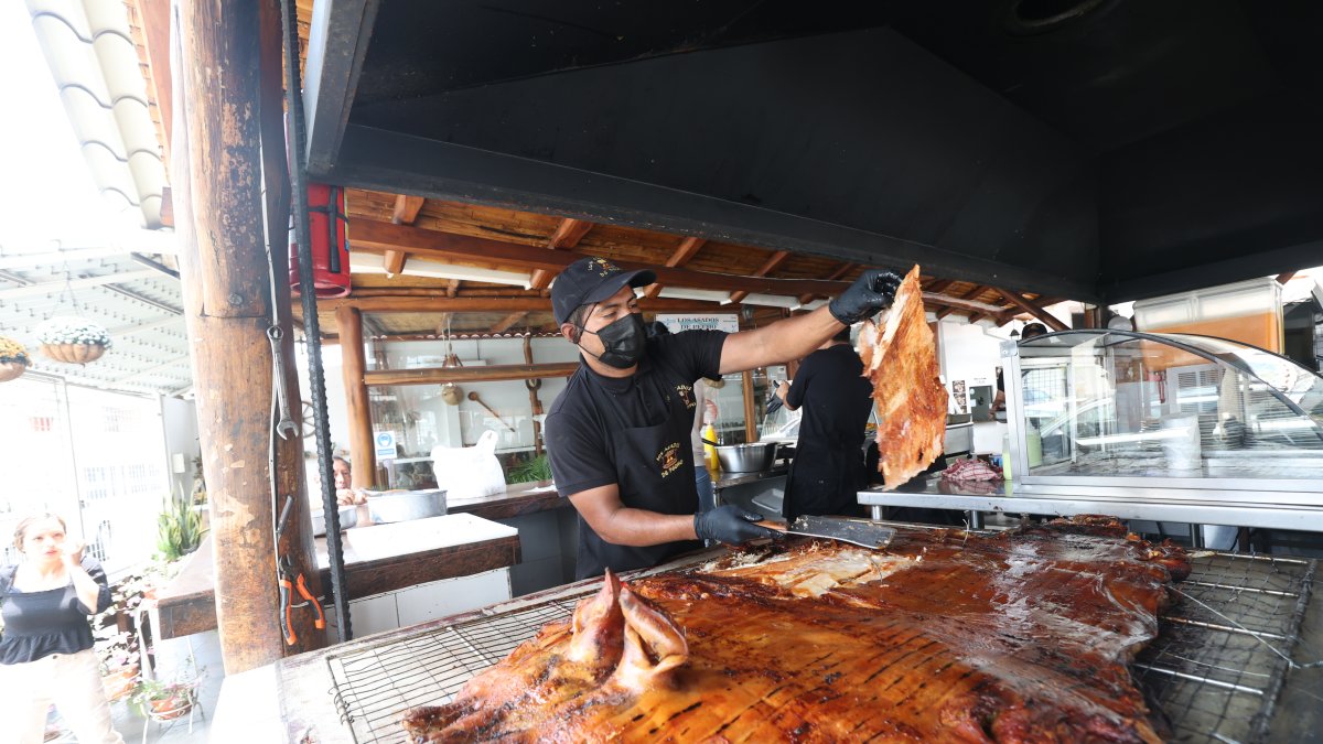 En el local de 'Los Asados de Pecho', el cerdo puede permanecer marinándose en especias hasta tres días antes de su cocción. 