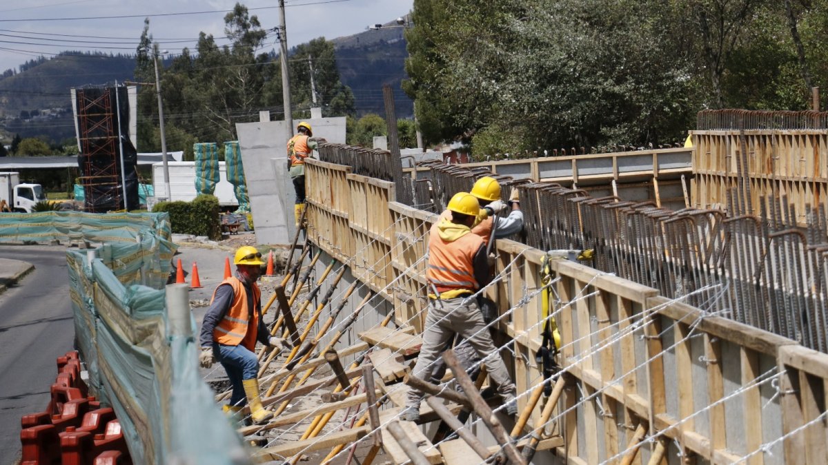 Movilidad. En Conocoto se está construyendo un paso a desnivel para alivar la congestión vehicular.