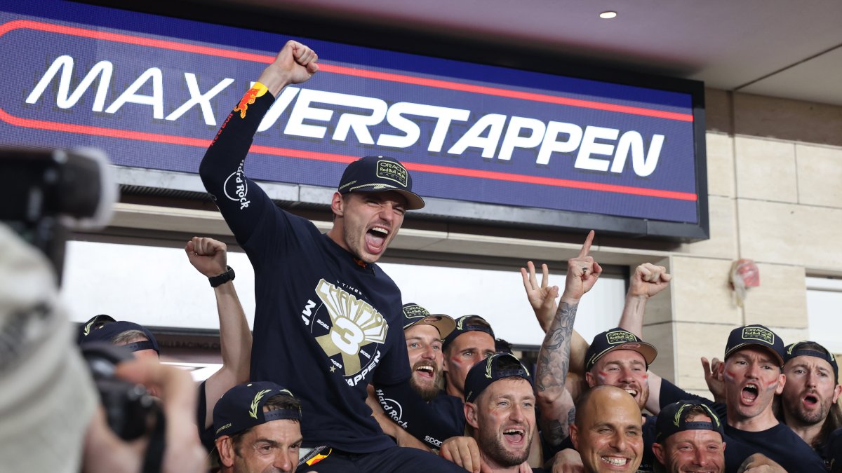 El piloto holandés de Fórmula uno Max Verstappen de Red Bull Racing celebra ganar el Campeonato de Fórmula uno 2023.