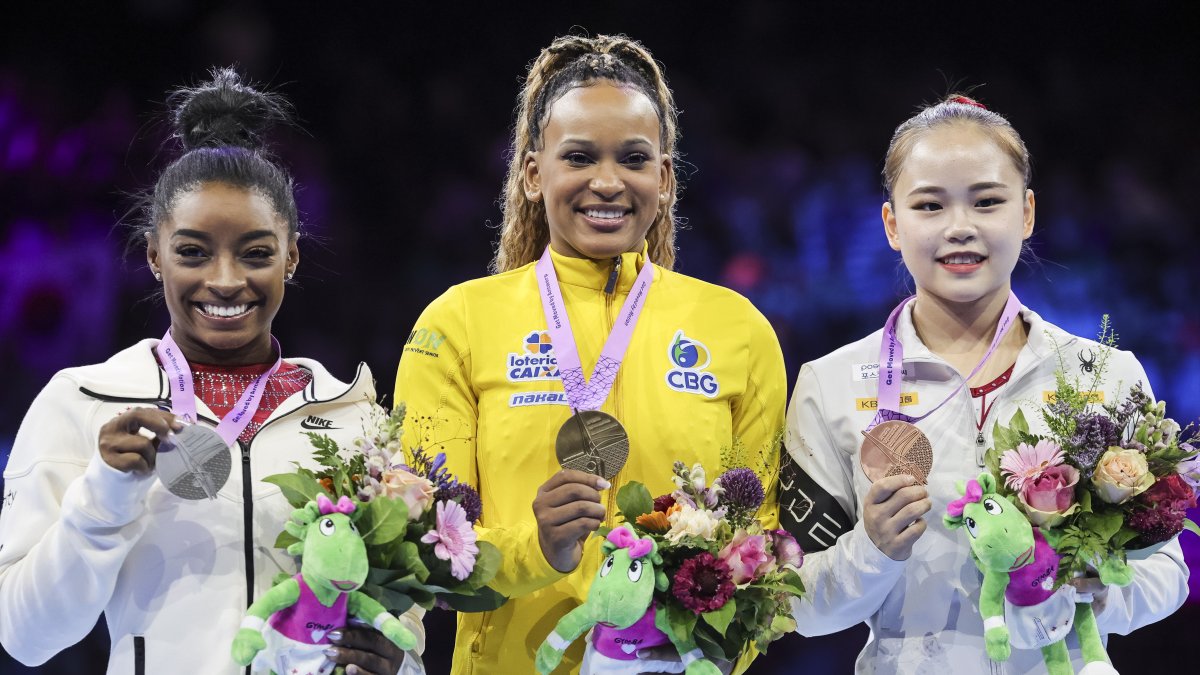 La medallista de plata Simone Biles de los Estados Unidos, la medallista de oro Rebeca Andrade de Brasil y la medallista de bronce Seojeong Yeo de Corea del Sur posan en el podio.