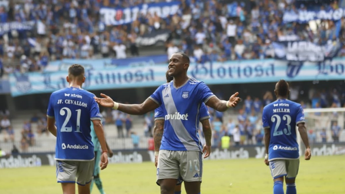 Jaime Ayoví y su festejo tras marcar el primer gol de Emelec ante Cumbayá.