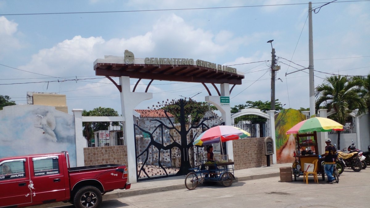 OEl Laurel. Dentro del cementerio se registró el episodio macabro.