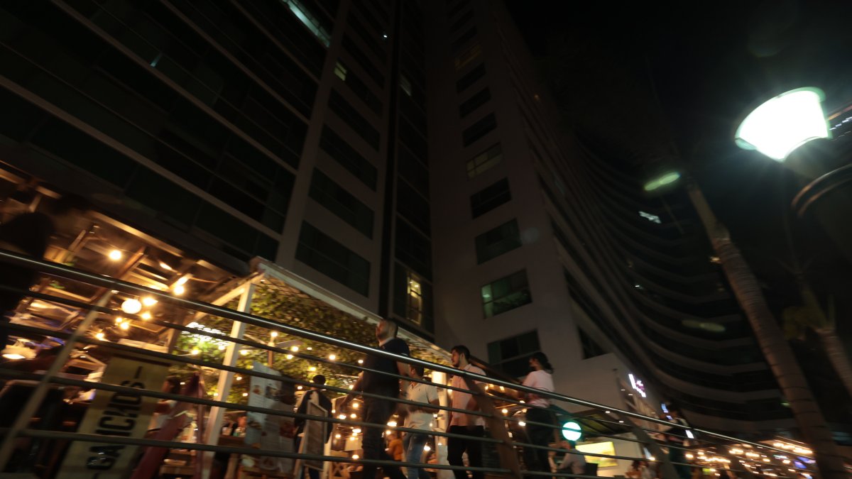 Escenario. Restaurantes, restobares y discotecas se levantan en Puerto Santa Ana, una de las zonas más turísticas que tiene Guayaquil y donde habitan también familias.