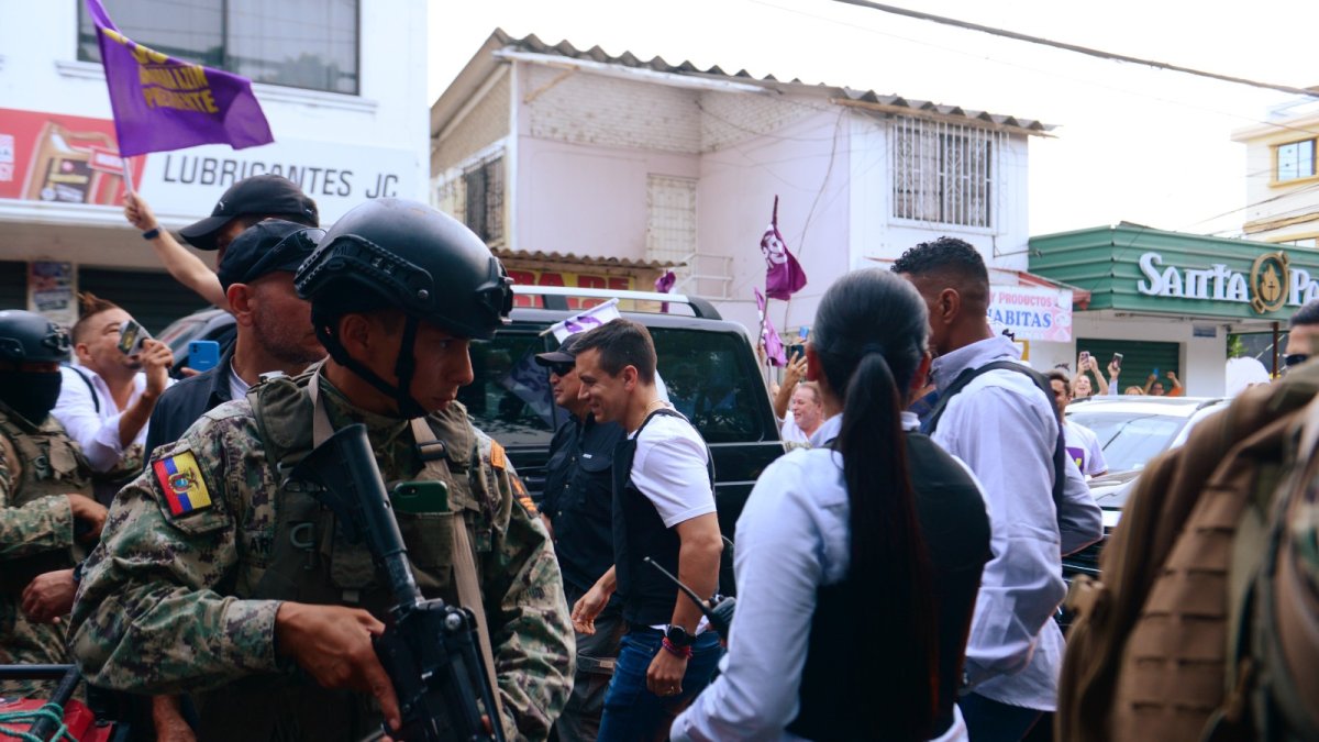 Los candidatos ya no abrazan al pueblo y los escoltas de los políticos impiden el diálogo ameno.