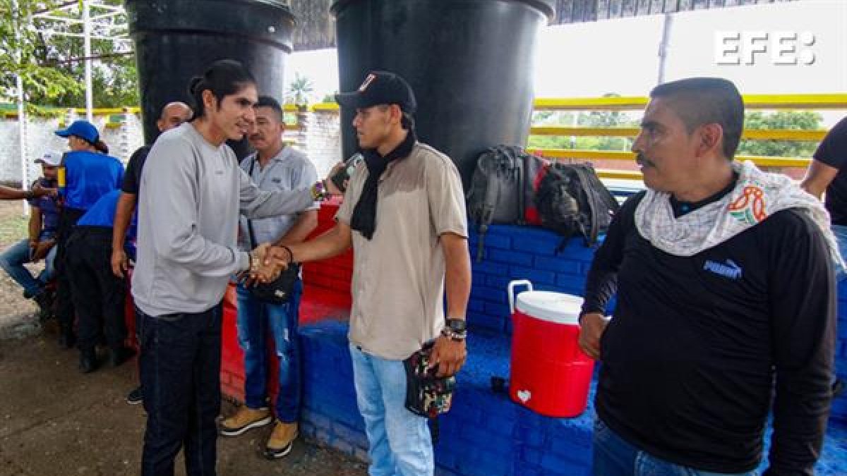 Encuentro. El vocero del EMC saluda a un grupo de personas.