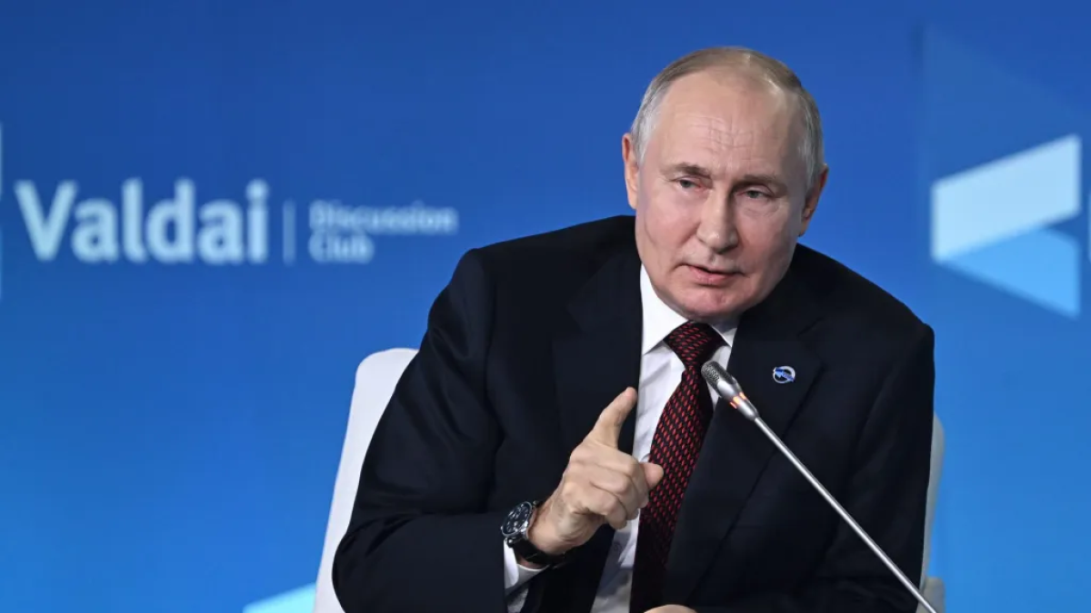 El presidente ruso Vladimir Putin asiste a una sesión plenaria