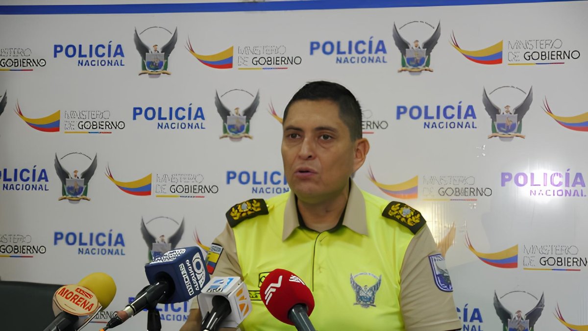 Zapata se desenvolvió como comandante del Distrito Metropolitano de Quito y Guayaquil, entre otros cargos.