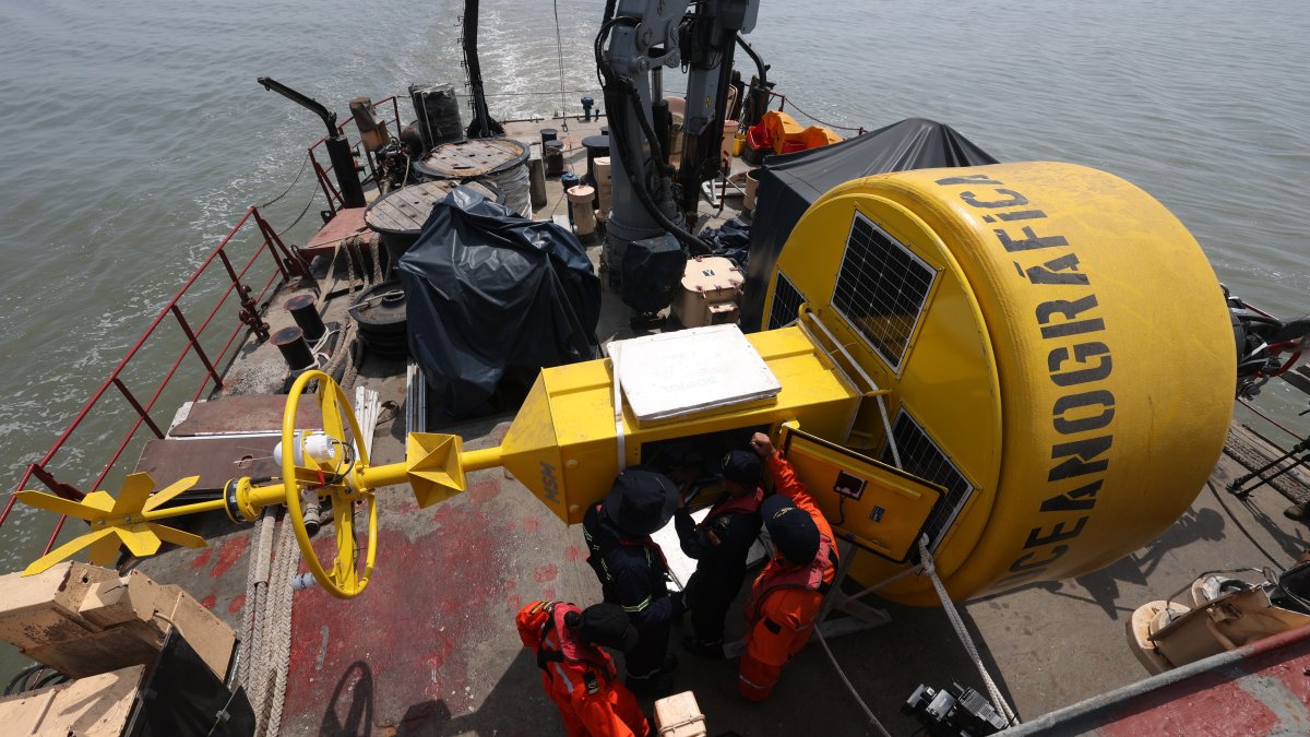 Tarea. Es la segunda boya oceanográfica del Inocar que será sumergida al  oeste de las islas Galápagos.