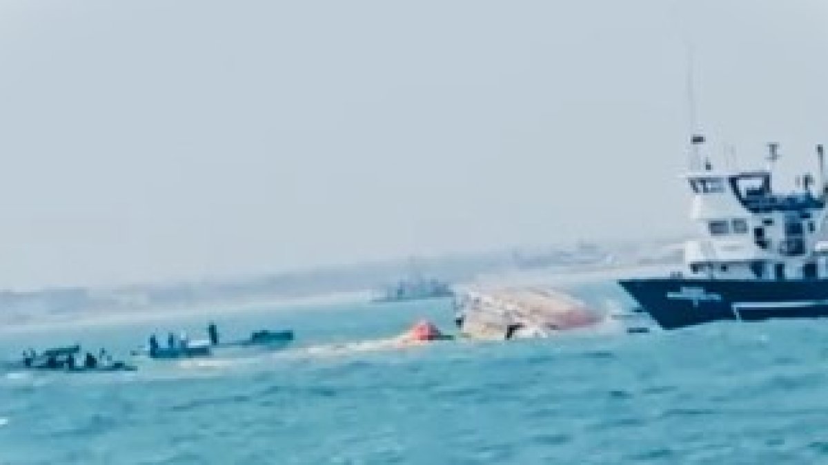 Captura de video en la que se ve a la nave hundida y a otra llegando al rescate de los tripulantes.