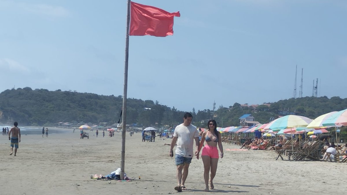 Los primeros turistas han empezado ya a llegar a Montañita, en Santa Elena.