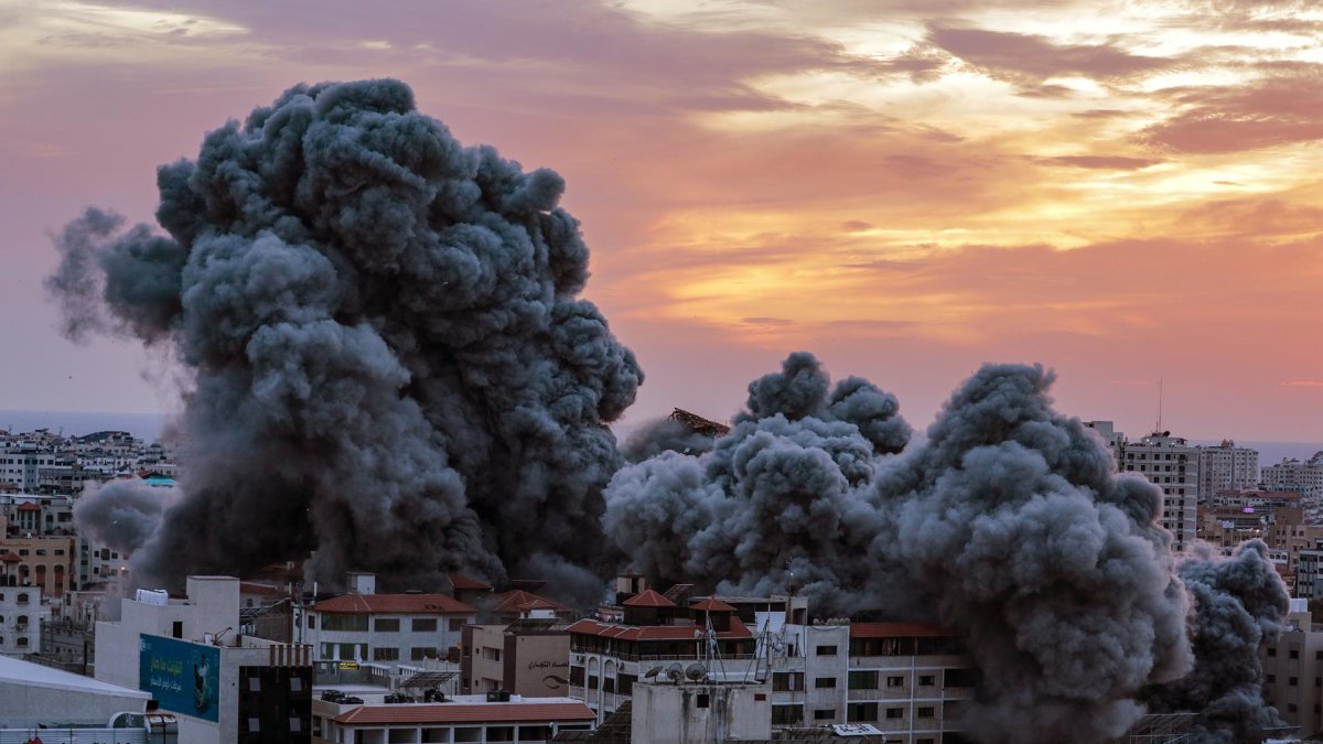 El humo se eleva después de que aviones de combate israelíes atacaran la torre Palestina en la ciudad de Gaza.