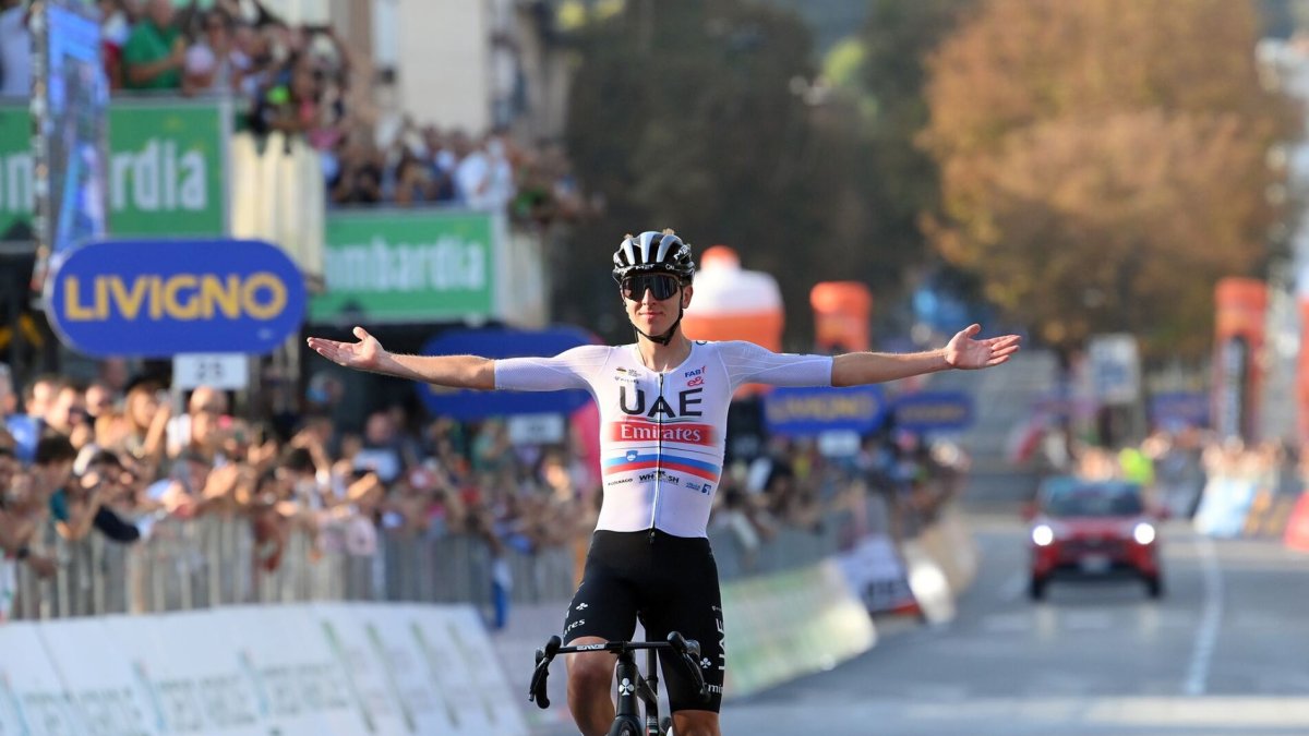 El ciclista esloveno Tadej Pogacar, con un explosivo ataque en los metros finales, se llevó el tercer título en el último monumento de la temporada.