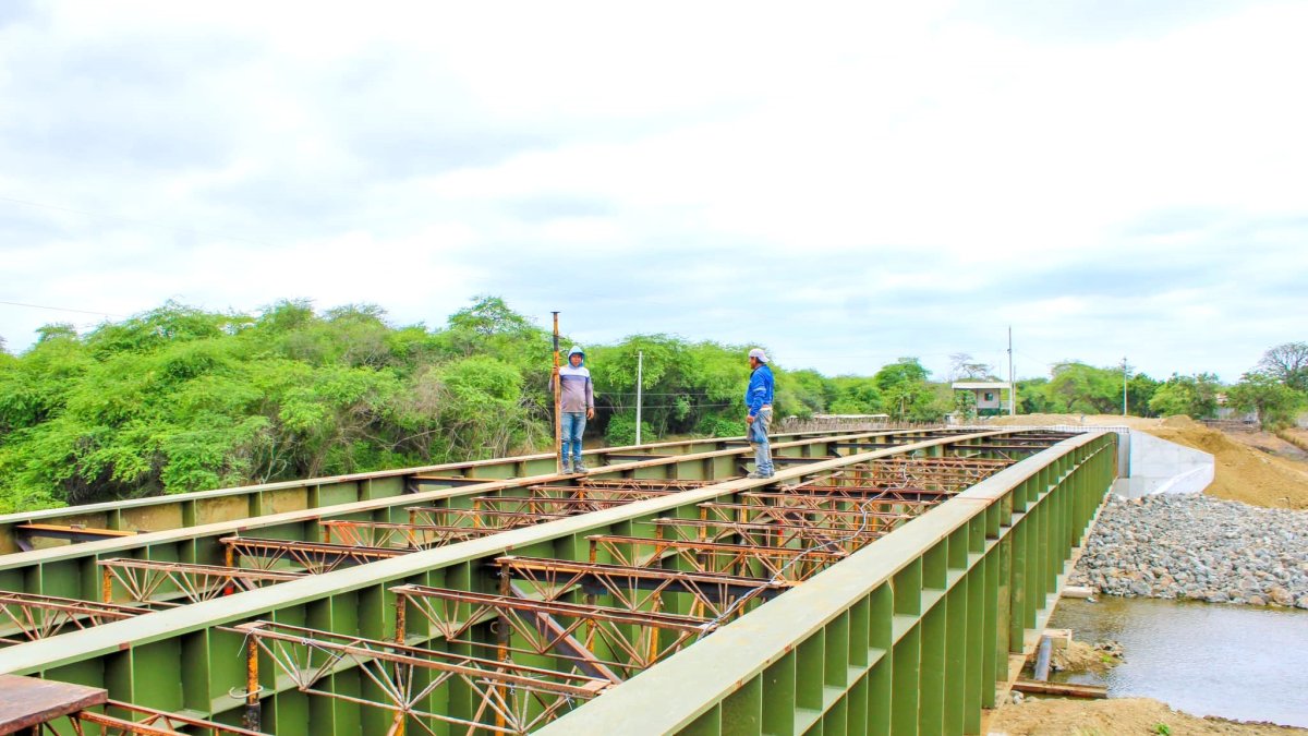 Prevención. Un par de obreros se ocupan en el proceso de la instalación de uno de los puentes bailey.