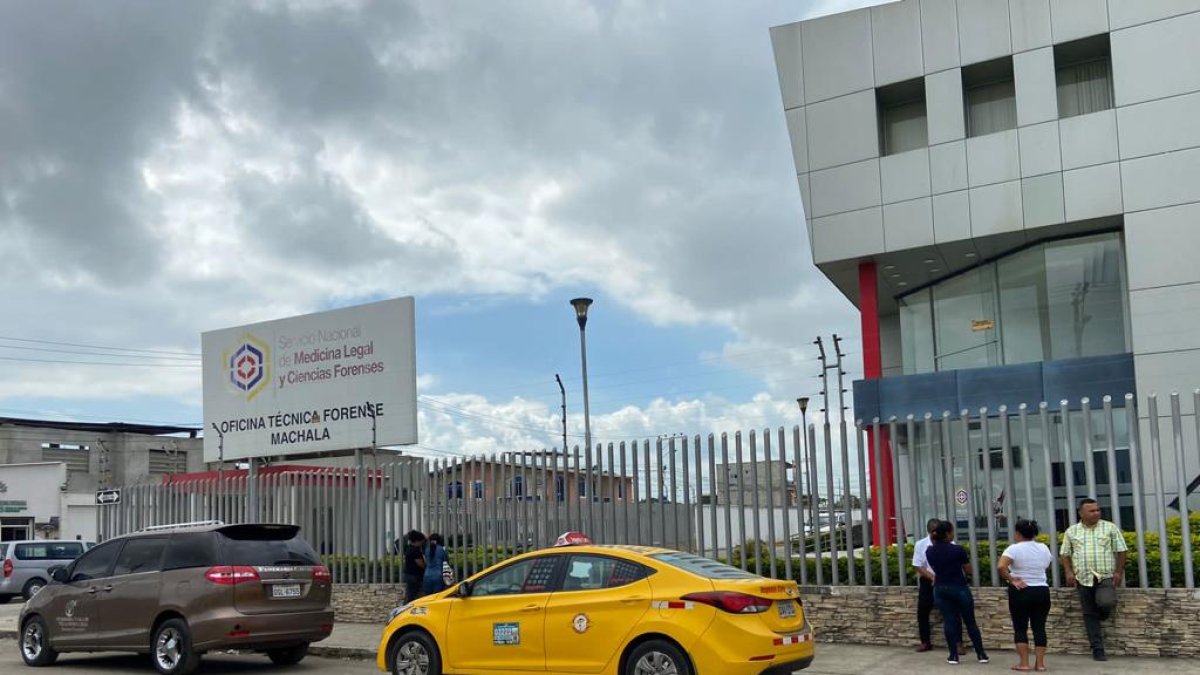 Familiares de los fallecidos acudieron al Centro Forense en busca de los cuerpos.