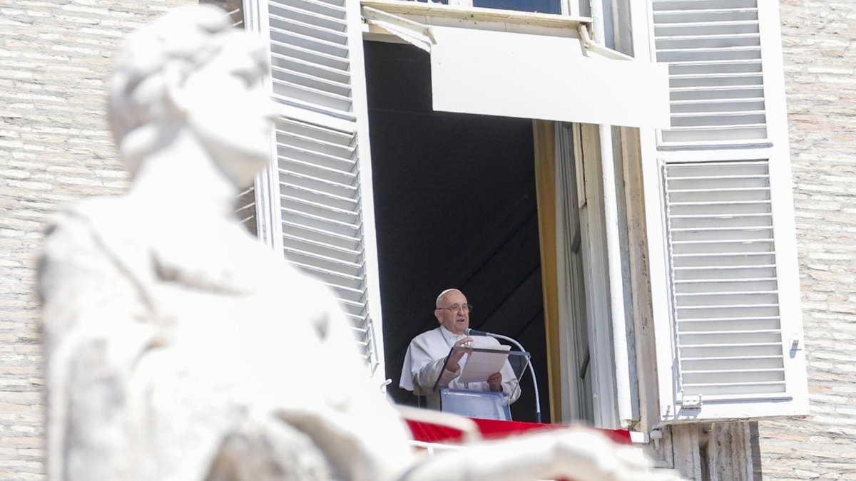 Imagen de archivo del papa Francisco en la ventana de su oficina con vistas a la Plaza de San Pedro, en la Ciudad del Vaticano.