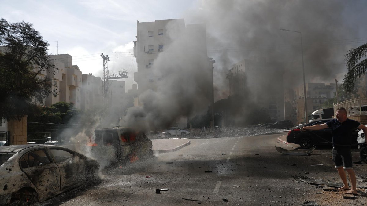 Daños causados por los cohetes lanzados desde la Franja de Gaza hacia Israel este sábado por la rama militar de Hamas en la localidad israelí de Ashkelon.