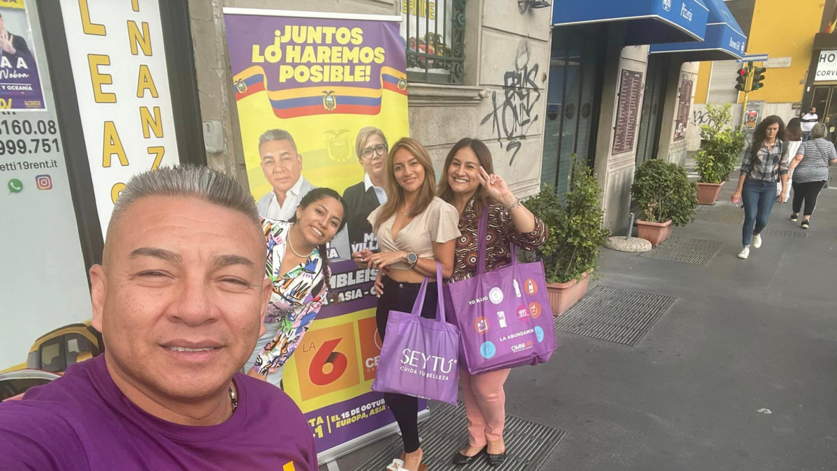 Saavedra posa junto a ciudadanas. Usa los colores de la alianza de Daniel Noboa, a quien respaldan en segunda vuelta.