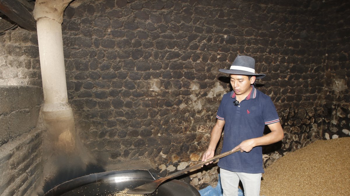 El proceso de tueste de la cebada es lo que le da el sabor característico a la máchica. Se hace en leña.