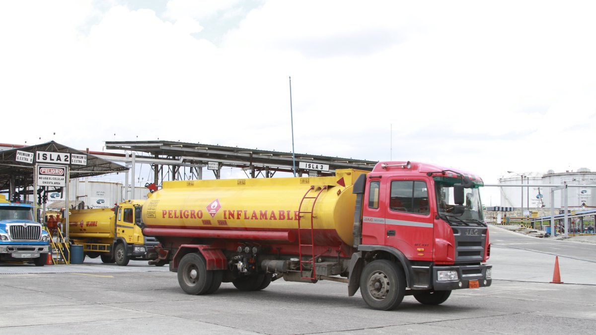 Combustible. Los transportistas dicen que la demora genera pérdidas.