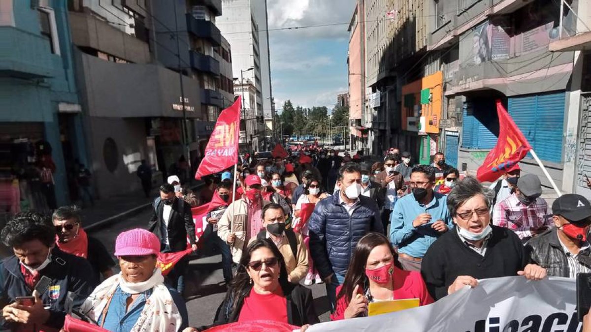 La UNE y otras organizaciones sociales protestaron afuera de la Corte Constitucional.