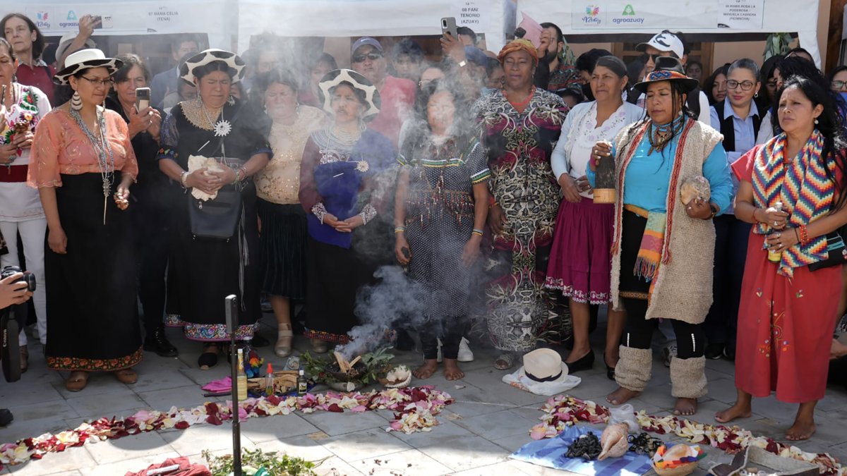 Cuenca. Una mujer sanadora organiza sus materiales de trabajo.