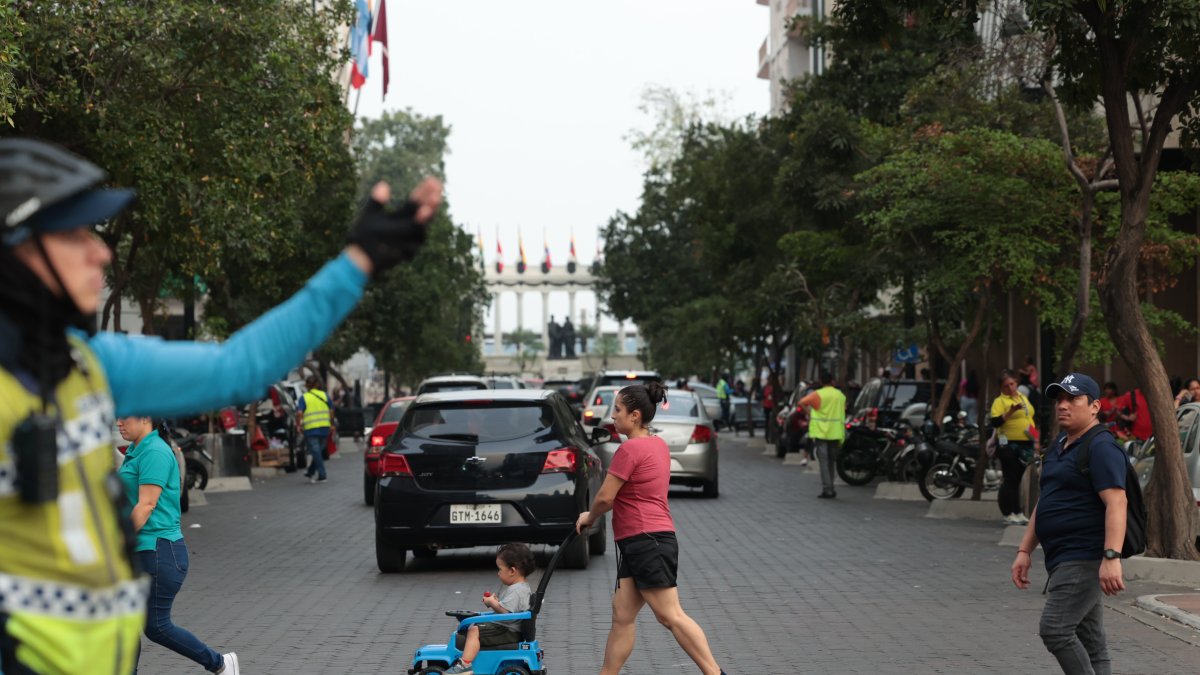 Una mujer camina junto a su hijo por la avenida 9 de Octubre en el centro de Guayaquil. Según el censo de 2022, el promedio materno actual en el país es de solo dos hijos.