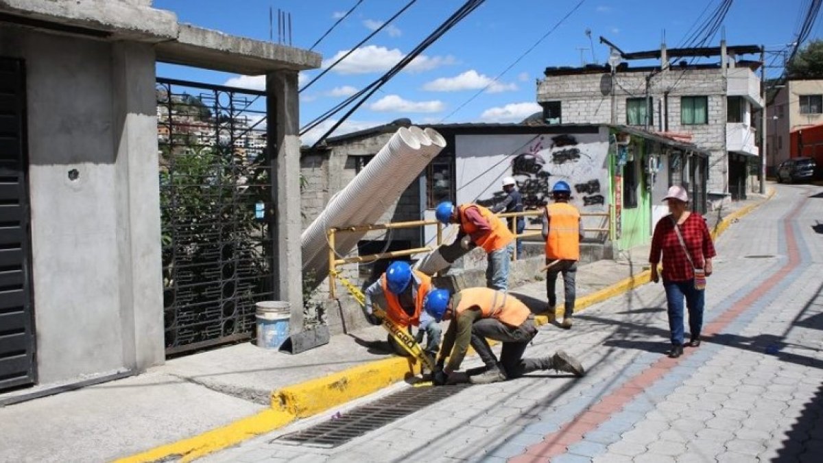 Los obreros de la Empresa de Agua limpian alcantarillas y quebradas para evitar contratiempos en el invierno