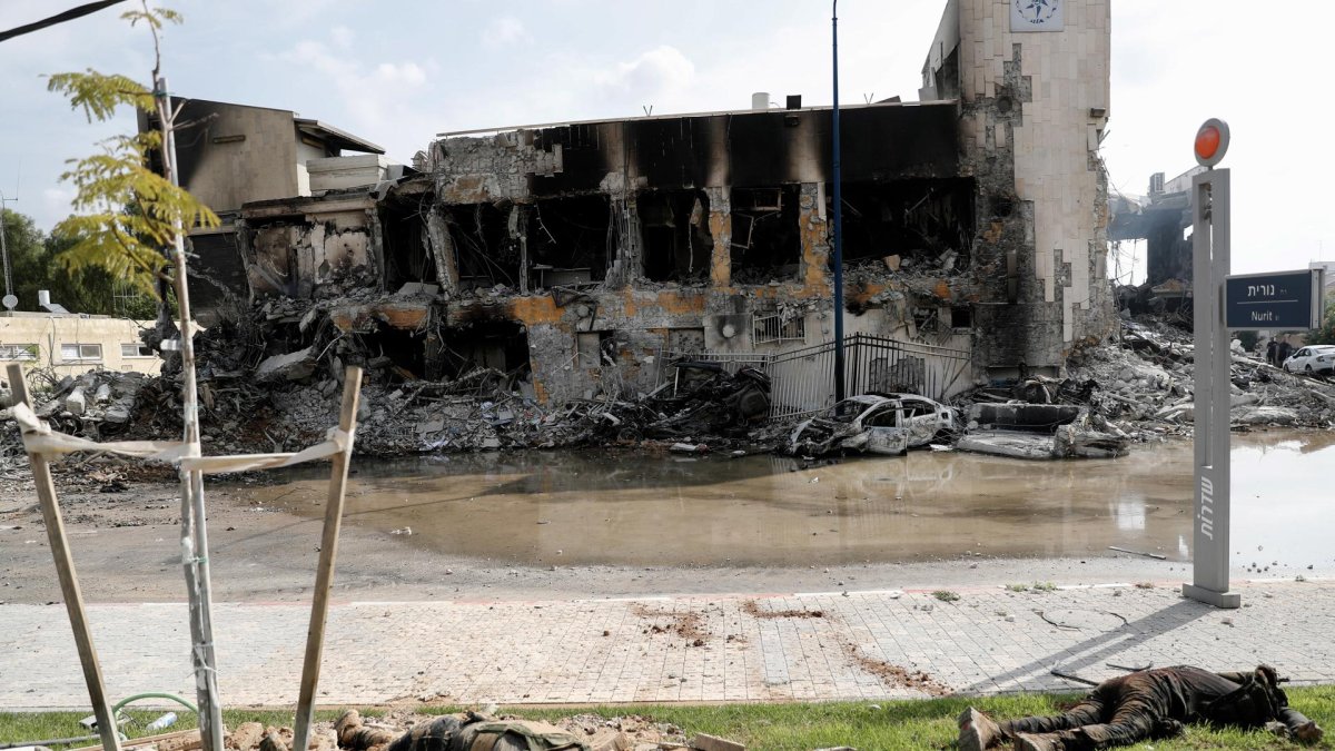 Los cuerpos de militantes de Hamás frente a la destruida comisaría de policía en la ciudad sureña de Sderot, cerca de la frontera con Gaza.